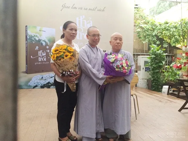 Lễ ra mắt sách: “Thả trôi phiền muộn” 7 Lễ ra mắt sách: “Thả trôi phiền muộn” image-1732289552433