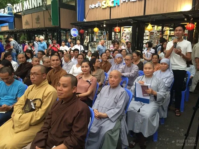 Lễ ra mắt sách: “Thả trôi phiền muộn” 10 Lễ ra mắt sách: “Thả trôi phiền muộn” image-1732289554649