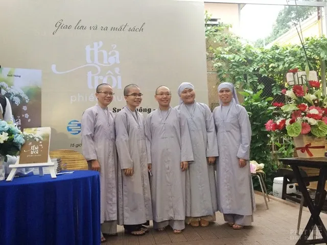 Lễ ra mắt sách: “Thả trôi phiền muộn” 14 Lễ ra mắt sách: “Thả trôi phiền muộn” image-1732289557924
