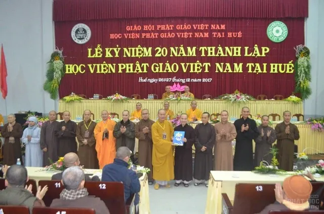 Lễ tưởng niệm chư tôn đức lãnh đạo tiền bối Học viện PGVN tại Huế image-1731942370280