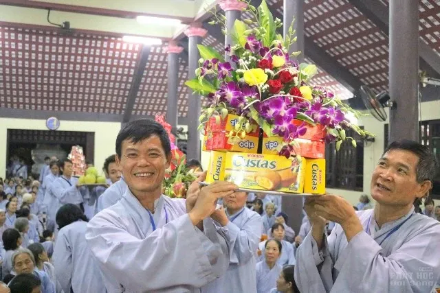 Phật tử dâng phẩm vật lên giác linh Ngài. Ảnh: Chu Lan Anh Lễ tưởng niệm lần thứ 28 Cố HT Ngộ Chân Tử tại Chùa Hòa Phúc image-1731933193472