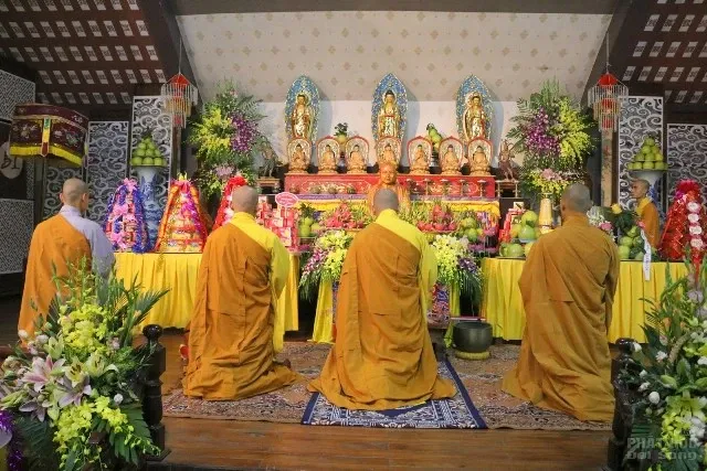 Chư tôn đức dâng hương tưởng niệm Tổ sư. Ảnh: Chu Lan Anh Lễ tưởng niệm lần thứ 28 Cố HT Ngộ Chân Tử tại Chùa Hòa Phúc image-1731933194357