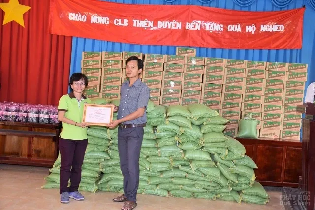 Long An: CLB Thiện Duyên trao 100 phần quà cho người neo đơn 3 Long An: CLB Thiện Duyên trao 100 phần quà cho người neo đơn image-1731727270082
