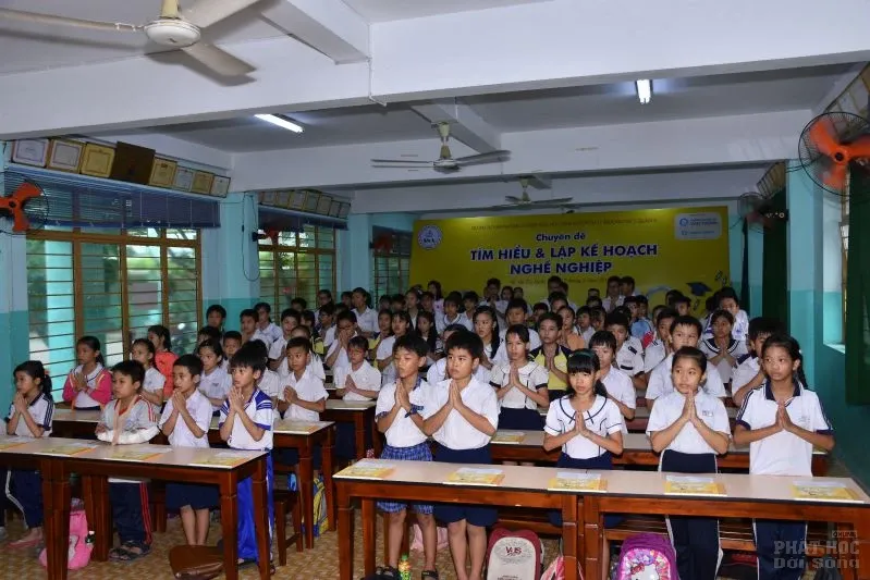 Lớp học tình thương Thiện Duyên làm lễ tắm Phật image-1731943271412