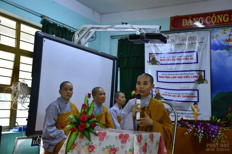 Lớp học tình thương Thiện Duyên làm lễ tắm Phật image-1731943273156