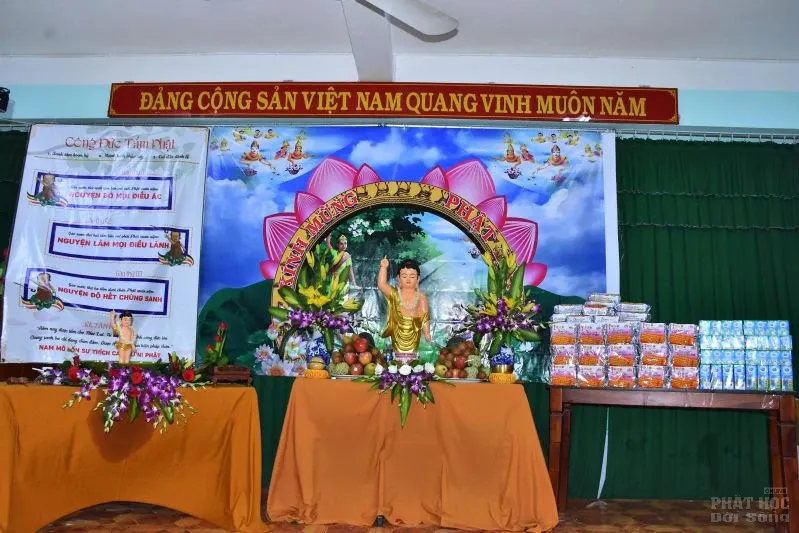 Lớp học tình thương Thiện Duyên làm lễ tắm Phật image-1731943273981