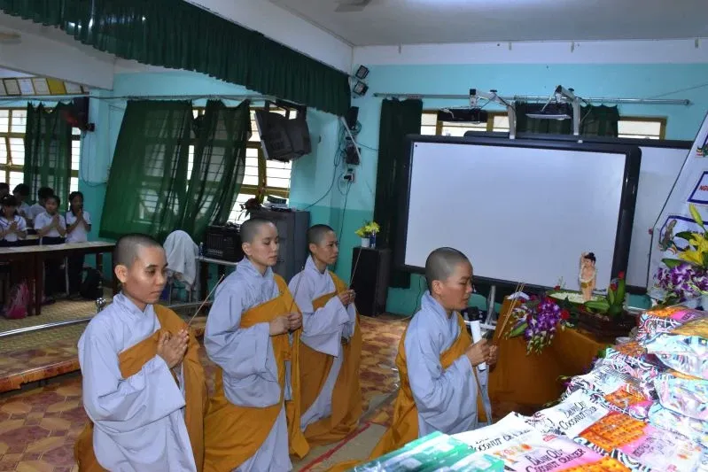 Lớp học tình thương Thiện Duyên làm lễ tắm Phật image-1731943274912