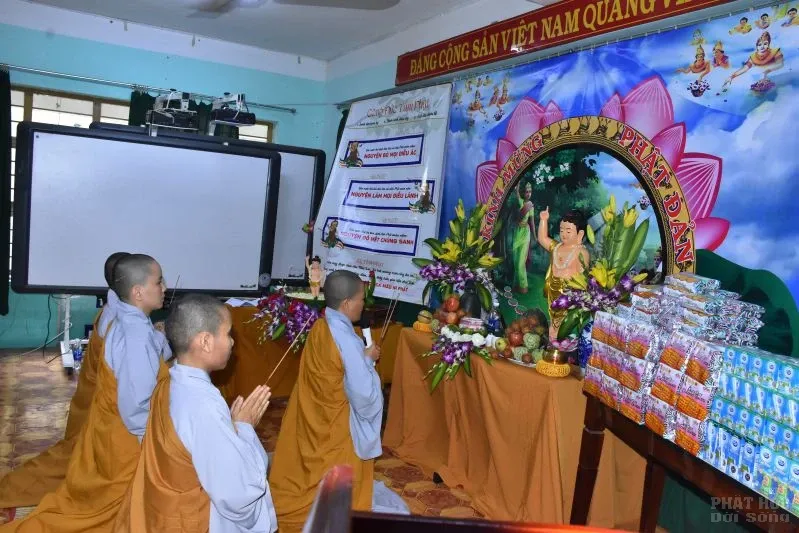 Lớp học tình thương Thiện Duyên làm lễ tắm Phật image-1731943275843