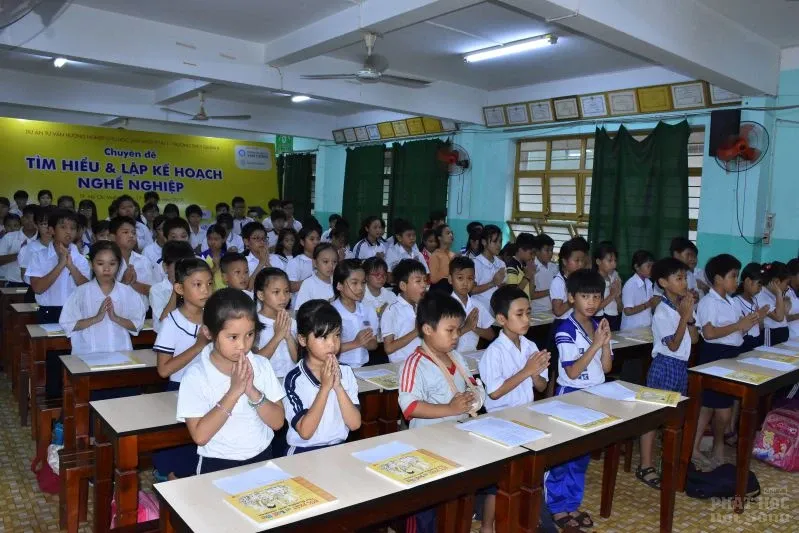 Lớp học tình thương Thiện Duyên làm lễ tắm Phật image-1731943278625