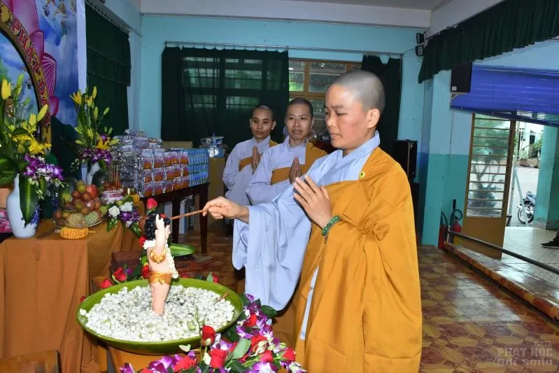Lớp học tình thương Thiện Duyên làm lễ tắm Phật image-1731943279558