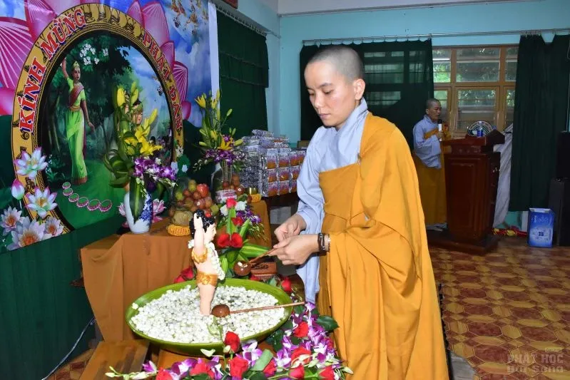 Lớp học tình thương Thiện Duyên làm lễ tắm Phật image-1731943280408