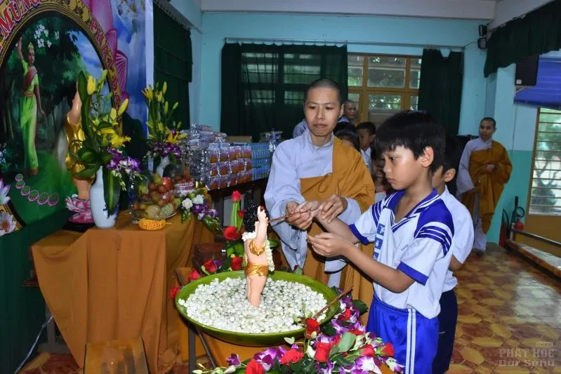 Lớp học tình thương Thiện Duyên làm lễ tắm Phật image-1731943281246