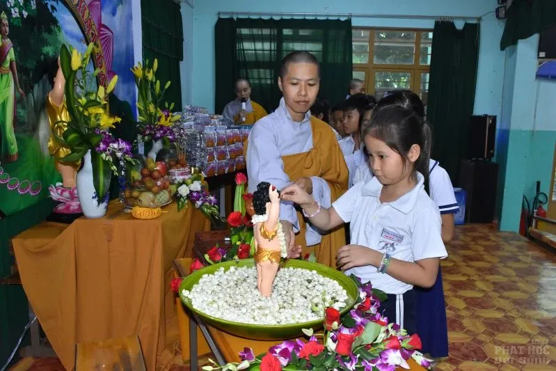 Lớp học tình thương Thiện Duyên làm lễ tắm Phật image-1731943282173