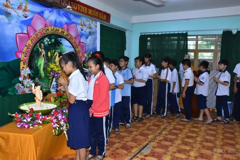 Lớp học tình thương Thiện Duyên làm lễ tắm Phật image-1731943283017