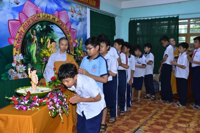 Lớp học tình thương Thiện Duyên làm lễ tắm Phật image-1731943283945