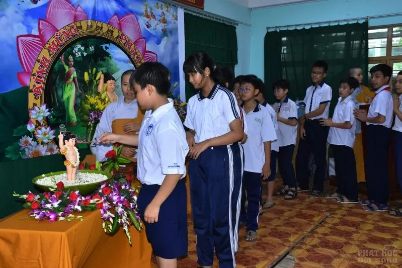 Lớp học tình thương Thiện Duyên làm lễ tắm Phật image-1731943284844
