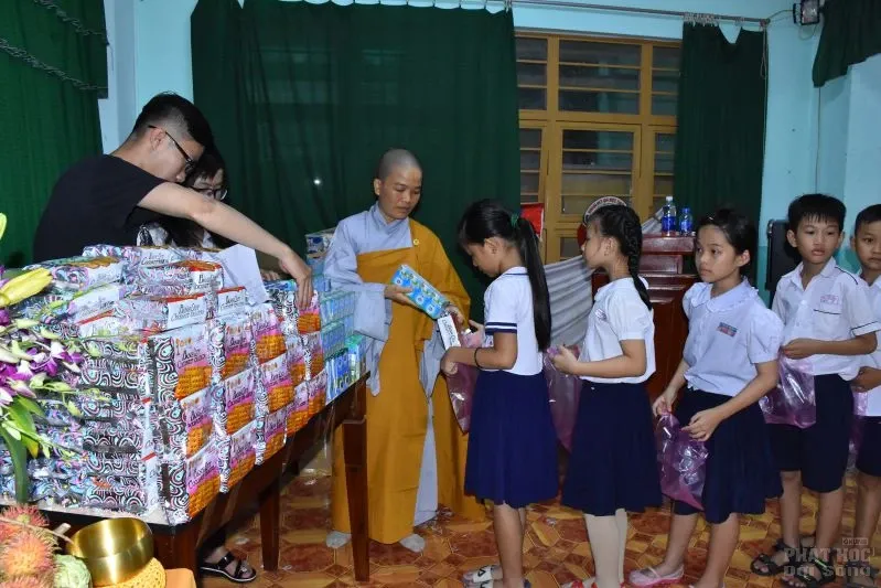 Lớp học tình thương Thiện Duyên làm lễ tắm Phật image-1731943286476