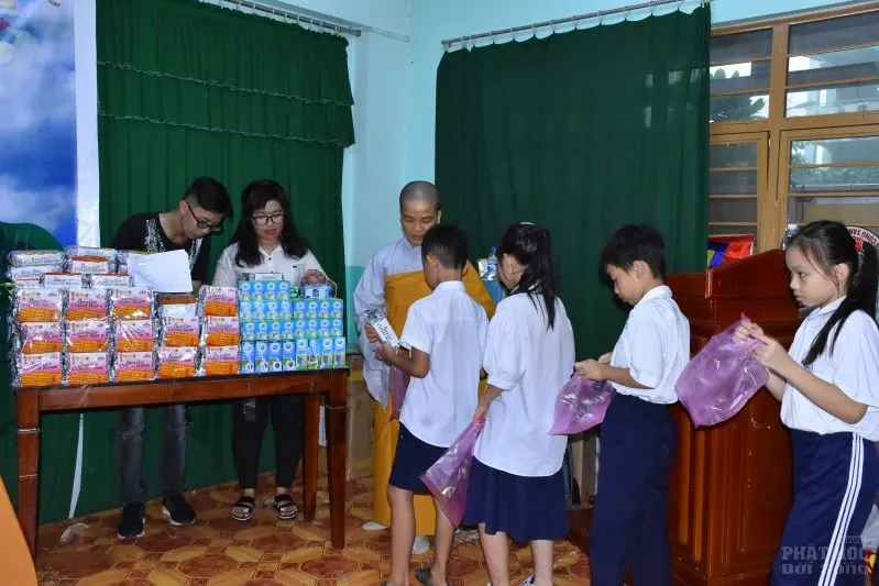 Lớp học tình thương Thiện Duyên làm lễ tắm Phật image-1731943288116