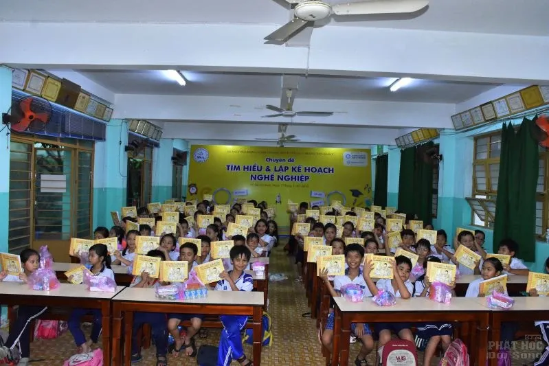 Lớp học tình thương Thiện Duyên làm lễ tắm Phật image-1731943289038