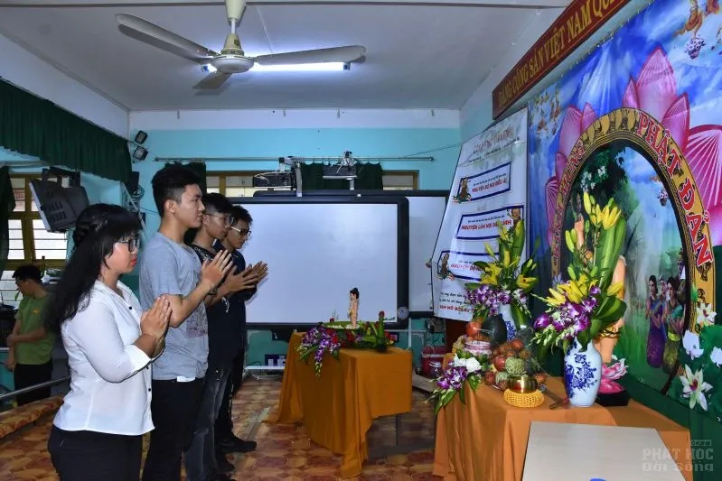 Lớp học tình thương Thiện Duyên làm lễ tắm Phật image-1731943289949