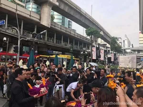 Mễ Tuyết nữ diễn viên Hồng Kông lễ Phật tại Thái Lan Mễ Tuyết nữ diễn viên Hồng Kông lễ Phật tại Thái Lan image-1732291485725