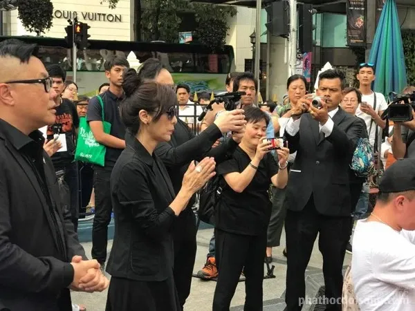 Mễ Tuyết nữ diễn viên Hồng Kông lễ Phật tại Thái Lan Mễ Tuyết nữ diễn viên Hồng Kông lễ Phật tại Thái Lan image-1732291486457