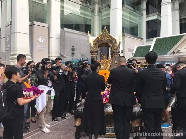 Mễ Tuyết nữ diễn viên Hồng Kông lễ Phật tại Thái Lan Mễ Tuyết nữ diễn viên Hồng Kông lễ Phật tại Thái Lan image-1732291487175