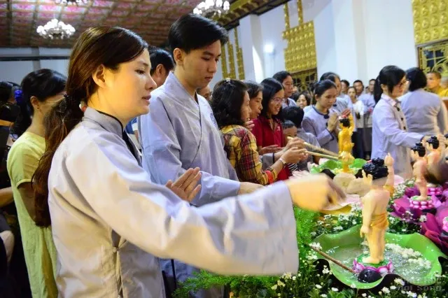 Mừng hội Vesak về chùa tắm Phật quy y 6 Mừng hội Vesak về chùa tắm Phật quy y image-1731747080167