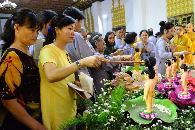 Mừng hội Vesak về chùa tắm Phật quy y 7 Mừng hội Vesak về chùa tắm Phật quy y image-1731747080678