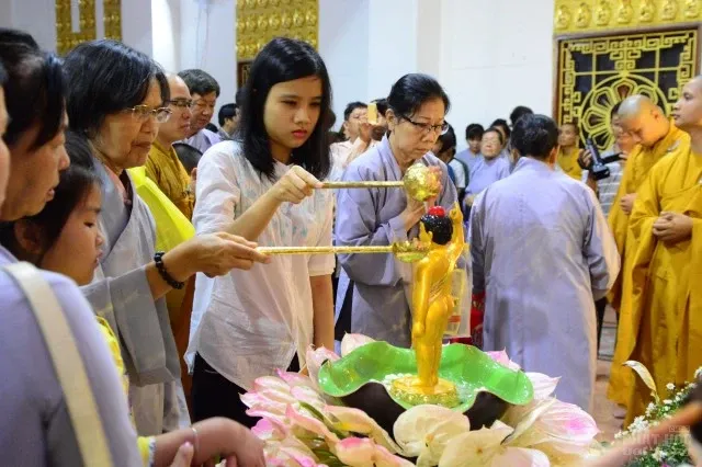 Mừng hội Vesak về chùa tắm Phật quy y 8 Mừng hội Vesak về chùa tắm Phật quy y image-1731747081296