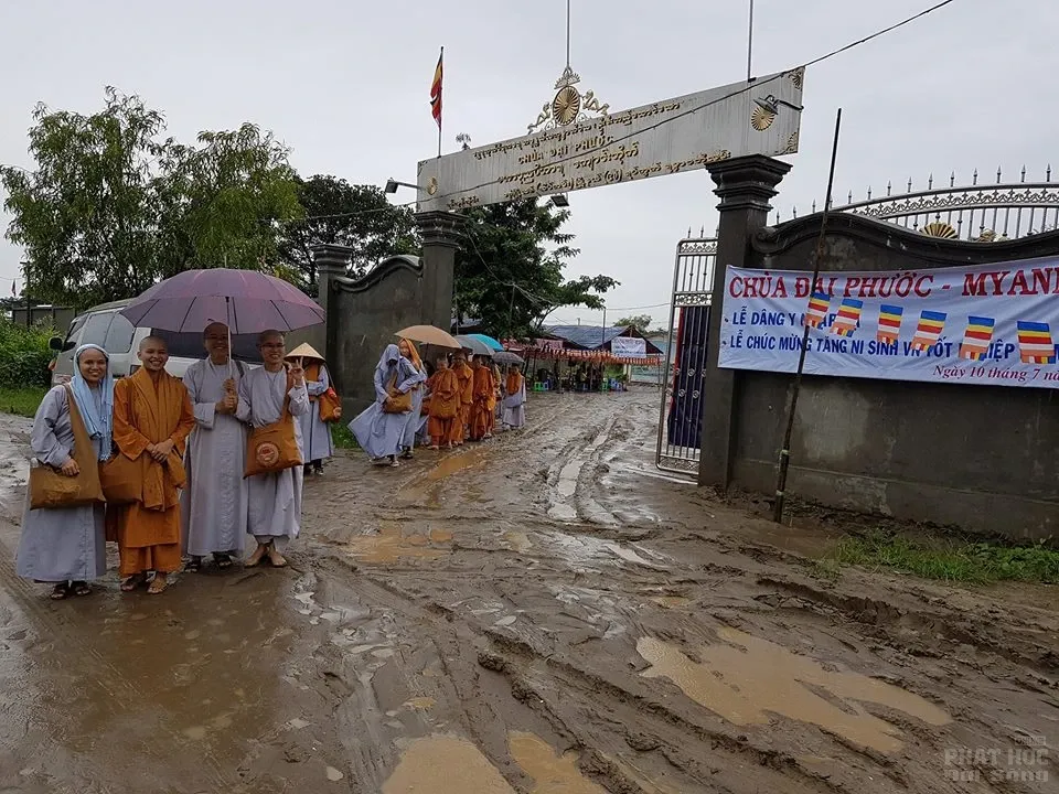 Myanmar: Lễ dâng y, nhập hạ đầu tiên chùa Đại Phước xứ chùa Vàng image-1732291504774