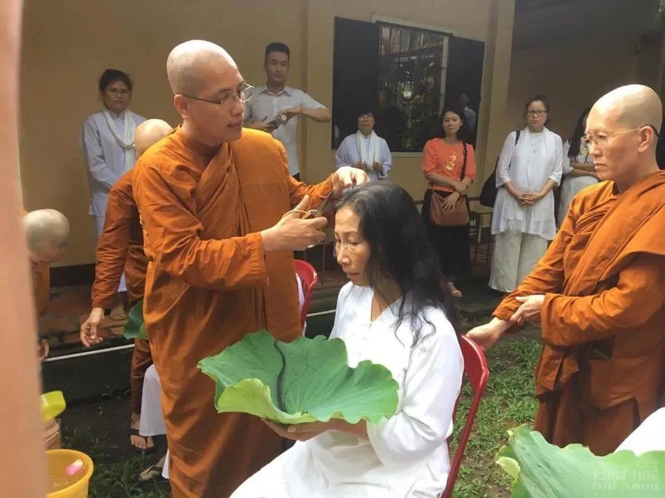 Nét đẹp của 14 nữ tu xuống tóc theo Phật 2 Nét đẹp của 14 nữ tu xuống tóc theo Phật image-1731940312797