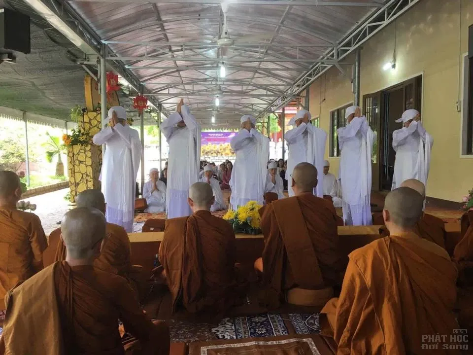 Nét đẹp của 14 nữ tu xuống tóc theo Phật 5 Nét đẹp của 14 nữ tu xuống tóc theo Phật image-1731940320586