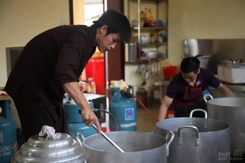 Nét đẹp giờ chấp tác của Tăng Ni sinh Trường TCPH Hà Nội image-1731921036337