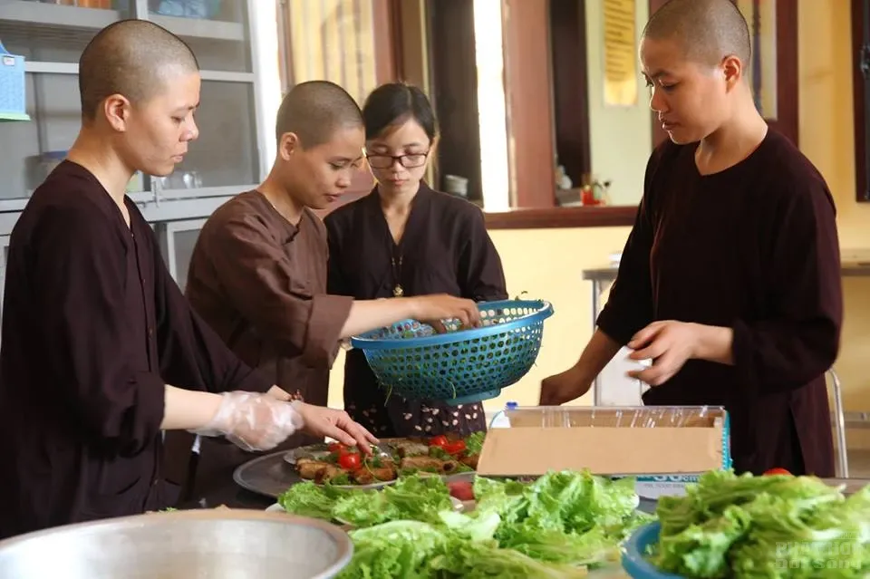 Nét đẹp giờ chấp tác của Tăng Ni sinh Trường TCPH Hà Nội image-1731921041459
