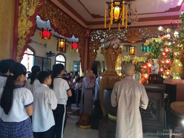 Nét đẹp học sinh lớp học tình thương Thiện Duyên lạy Phật image-1732291781513