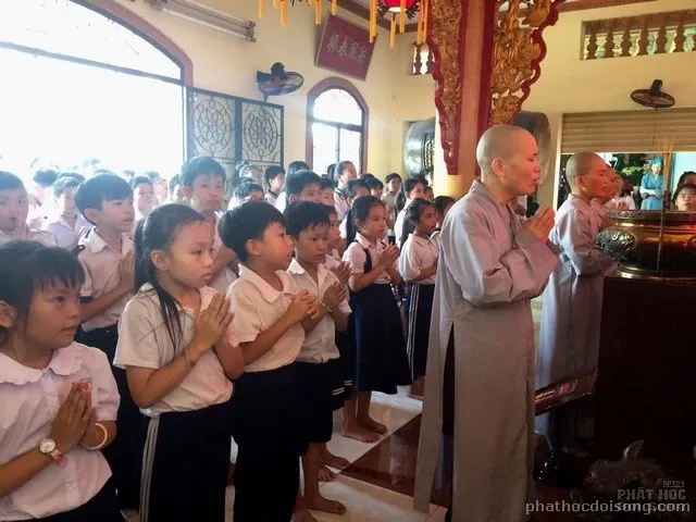 Nét đẹp học sinh lớp học tình thương Thiện Duyên lạy Phật image-1732291782295