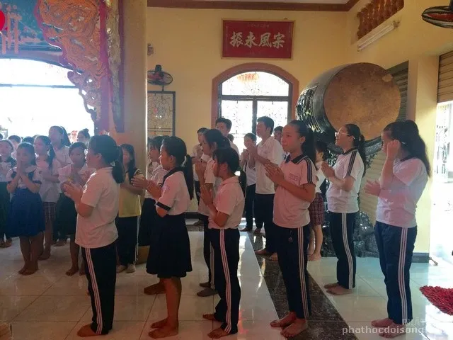 Nét đẹp học sinh lớp học tình thương Thiện Duyên lạy Phật image-1732291783224