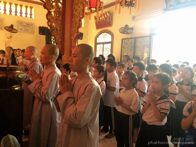 Nét đẹp học sinh lớp học tình thương Thiện Duyên lạy Phật image-1732291784038