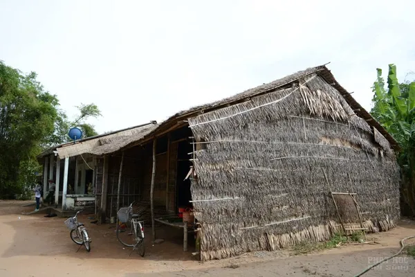 Căn nhà tranh đơn sơ, nơi ấy có 7 đứa con dại mồ côi mẹ Ngày cuối năm thăm căn nhà 7 người con mồ côi mẹ ở Trà Vinh image-1731931324245