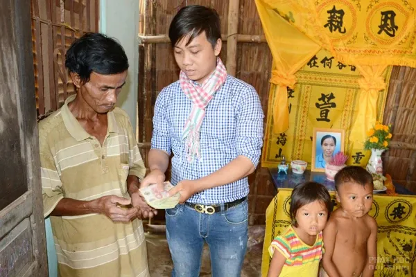 Ngày cuối năm thăm căn nhà 7 người con mồ côi mẹ ở Trà Vinh Ngày cuối năm thăm căn nhà 7 người con mồ côi mẹ ở Trà Vinh image-1731931328086