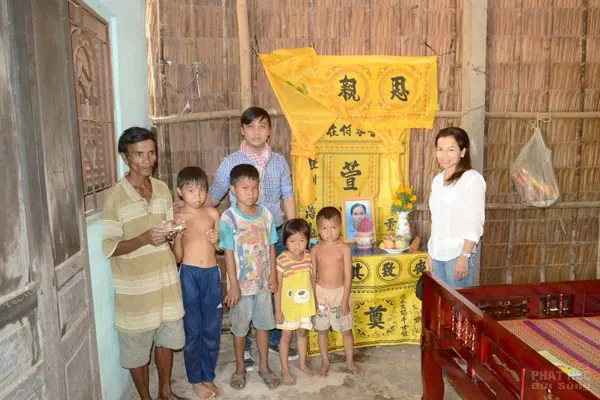Ngày cuối năm thăm căn nhà 7 người con mồ côi mẹ ở Trà Vinh Ngày cuối năm thăm căn nhà 7 người con mồ côi mẹ ở Trà Vinh image-1731931333276
