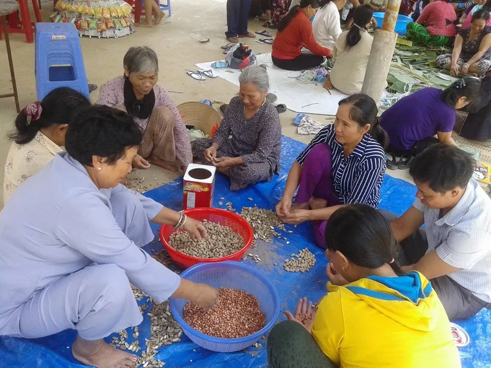 Ngày hội đi chùa Phước Trí gói bánh tét 4 Ngày hội đi chùa Phước Trí gói bánh tét image-1731726616605