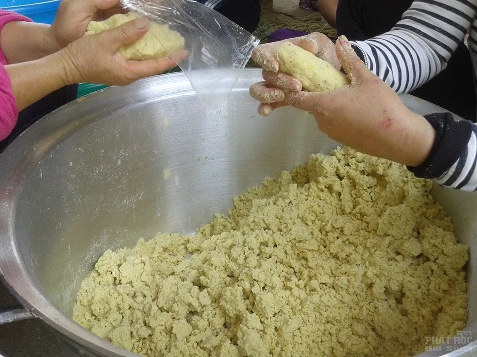 Ngày hội đi chùa Phước Trí gói bánh tét 7 Ngày hội đi chùa Phước Trí gói bánh tét image-1731726619821