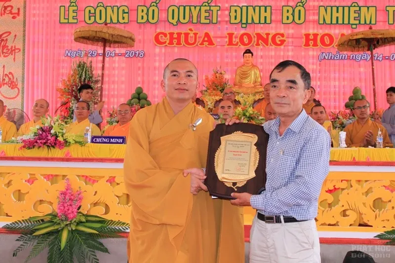 Nghệ An: Lễ bổ nhiệm ĐĐ. Thích Quảng Hội trụ trì chùa Long Hoa 28 Nghệ An: Lễ bổ nhiệm ĐĐ. Thích Quảng Hội trụ trì chùa Long Hoa image-1731942197355