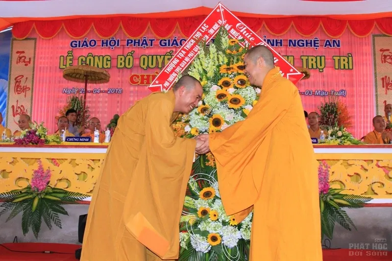 Nghệ An: Lễ bổ nhiệm ĐĐ. Thích Quảng Hội trụ trì chùa Long Hoa 34 Nghệ An: Lễ bổ nhiệm ĐĐ. Thích Quảng Hội trụ trì chùa Long Hoa image-1731942202345