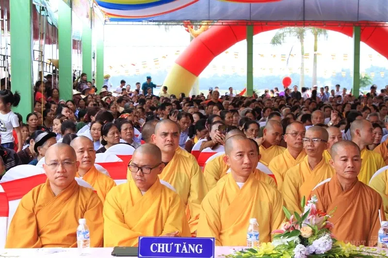 Nghệ An: Lễ bổ nhiệm ĐĐ. Thích Quảng Hội trụ trì chùa Long Hoa 50 Nghệ An: Lễ bổ nhiệm ĐĐ. Thích Quảng Hội trụ trì chùa Long Hoa image-1731942217355