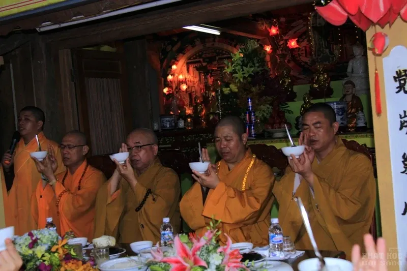 Nghệ An: Lễ bổ nhiệm ĐĐ. Thích Quảng Hội trụ trì chùa Long Hoa 68 Nghệ An: Lễ bổ nhiệm ĐĐ. Thích Quảng Hội trụ trì chùa Long Hoa image-1731942232906