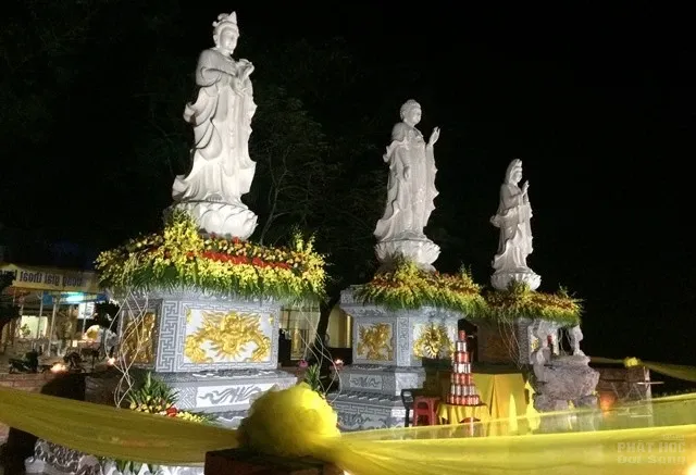 Nghệ An: Người dân đội mưa dự lễ lạc thành tôn tượng Tam Thánh chùa Long Hoa Nghệ An: Người dân đội mưa dự lễ lạc thành tôn tượng Tam Thánh chùa Long Hoa image-1731933537248