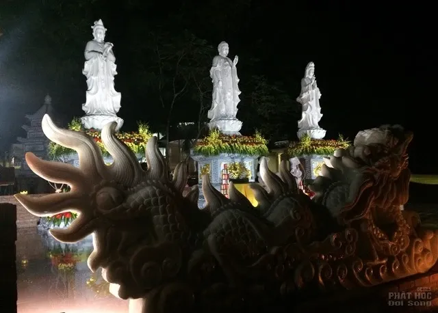Nghệ An: Người dân đội mưa dự lễ lạc thành tôn tượng Tam Thánh chùa Long Hoa 3 Nghệ An: Người dân đội mưa dự lễ lạc thành tôn tượng Tam Thánh chùa Long Hoa image-1731933538462